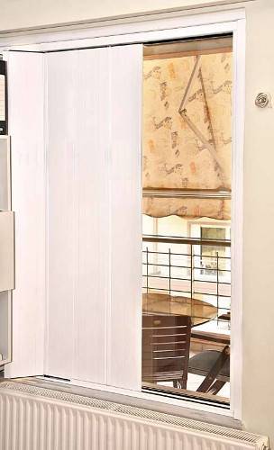 Oblon pliabil alb montat in spatele ferestrei